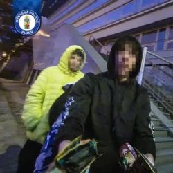 Honička kolem večerky skončila dopadením dvou nezletilých zlodějů