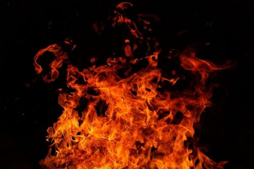 Foto: Hořící pneumatiky zasáhly zemědělskou firmu