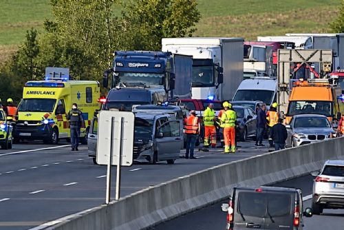 obrázek:Hromadná nehoda na D5 u Loděnice zablokovala směr na Prahu, kolony zasáhly až na Berounsko