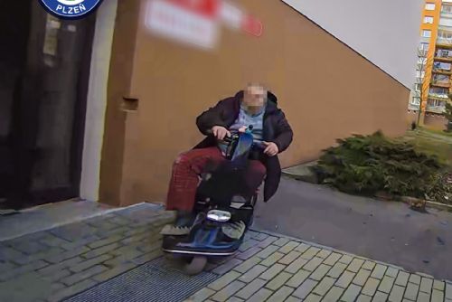 obrázek:Invalidu na vozíku zradil klíč i obrubník, ven se sám nedostal