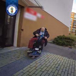 Invalidu na vozíku zradil klíč i obrubník, ven se sám nedostal