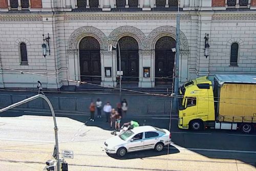 obrázek:Kamera zachytila střet auta s kurýrem na elektrokoloběžce (video)