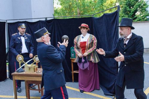 obrázek:Komedyjanti jedou krajem historickým motoráčkem. Nádraží mění v divadelní scény