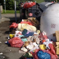 Konec přeplněných popelnic v Plzni? Město zrychlilo svoz plastu a papíru