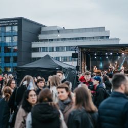 Lékařská fakulta v Plzni slaví 80 let a rozsvítí Karlovku velkolepým videomappingem
