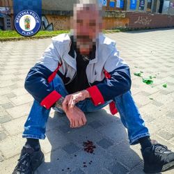 Ležel v krvi a přestával reagovat. Zraněný muž s téměř třemi promile skončil v nemocnici