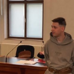 Mladík, který v Sušici pobodal náhodného kolemjdoucího, si odpyká 17 let