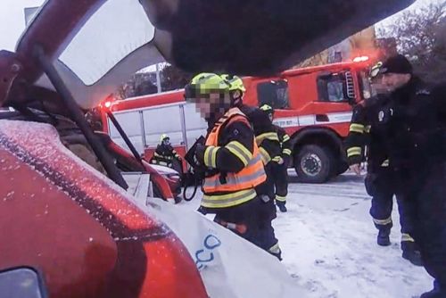 obrázek:Na Plaské v Plzni našli v autě nehybnou ženu, která tam přespávala