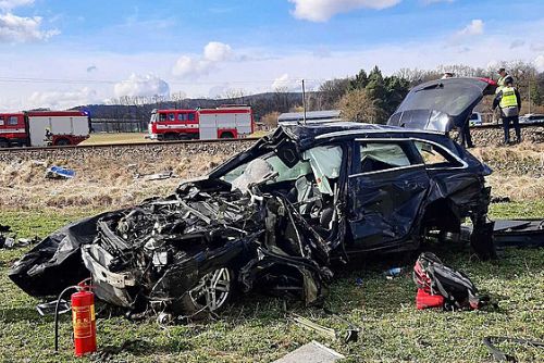 obrázek:Nehoda na Klatovsku. Osobní vlak srazil Audi, dva lidé utrpěli zranění