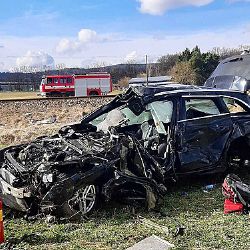 Nehoda na Klatovsku. Osobní vlak srazil Audi, dva lidé utrpěli zranění