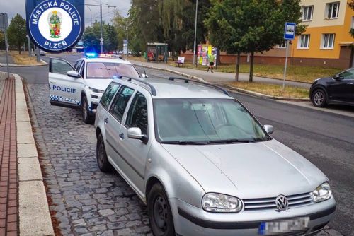 obrázek:Nejistá jízda u Tyršova mostu skončila kontrolou. Téměř osmdesátiletý senior nadýchal 1,7 promile