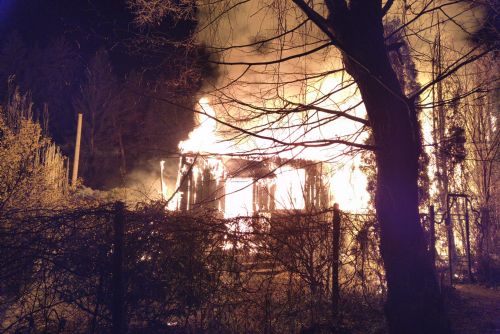 obrázek:Obří požár na Rokycansku zničil chatu za miliony. Hasiči z plamenů vynesli i plynovou lahev