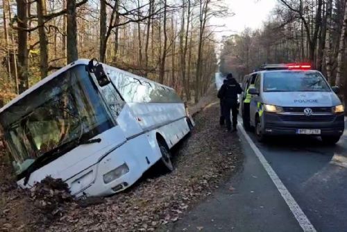 obrázek:Opilce na drogách, který naboural autobus obvinila policie