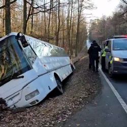 Opilce na drogách, který naboural autobus obvinila policie