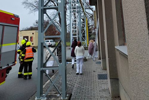 obrázek:Pacient z Dobřan vylezl na stožár, když ho sundavali hasiči, skočil dolů