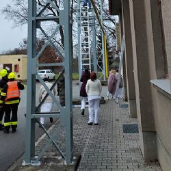 Pacient z Dobřan vylezl na stožár, když ho sundavali hasiči, skočil dolů