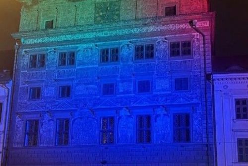 Foto: Plzeň šetří energii novým LED osvětlením radnice