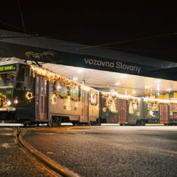 Plzeňská tramvajová chaloupka bojuje o titul nejkrásnější vánoční tramvaje