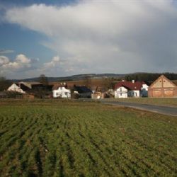 Plzeňský kraj chce v Čínově u Klatov školní farmu, součástí má být moderní kravín