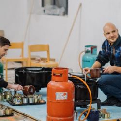 Plzeňští skauti vyrábí z plechovek svíčky pro Ukrajinu, hoří dlouhé hodiny