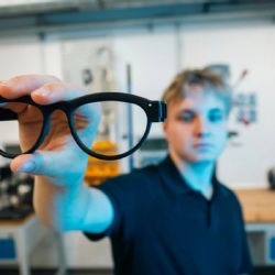 Plzeňští studenti uspěly na festivalu AI Global Impact s brýlemi pro nevidomé