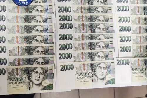 obrázek:Poctivý průvodčí v Plzni vrátil ztracenou kabelku. Bylo v ní přes 55 tisíc korun i statisíce dongů