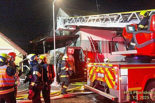 obrázek:Požár dodávky v Tlučné, ohrožoval propanbutanové lahve