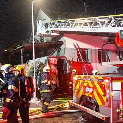 Požár dodávky v Tlučné, ohrožoval propanbutanové lahve