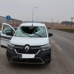 Pozor na neodstraněné zmrazky na vozidlech, led z kamionu prorazil čelní sklo