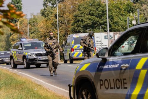 obrázek:Přes 70 policistů zasahovalo ve Stříbře. Cvičili útok ozbrojenců na úřad práce