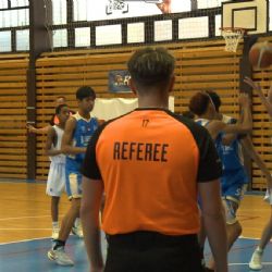 První asijský tým mladých basketbalistů překonával mráz a sníh