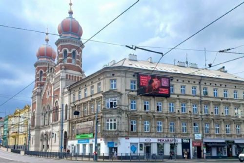 obrázek:Reklamní plachty v Plzni zmizely na poslední chvíli. Od července hrozí milionové pokuty