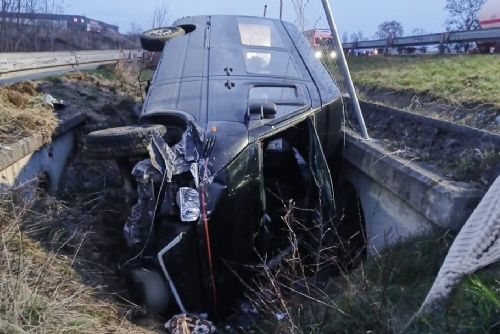 obrázek:Řidič při předjíždění usnul. Na D5 skončil mikrobus převrácený mimo dálnici