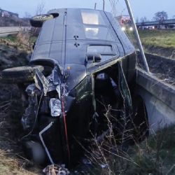 Řidič při předjíždění usnul. Na D5 skončil mikrobus převrácený mimo dálnici