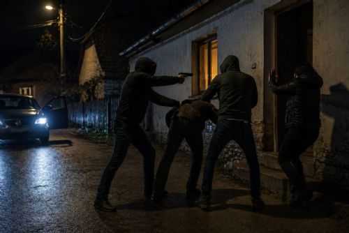 obrázek:Se zbraní nutili svědky změnit výpověď. Kriminalisté obvinili dva muže z vydírání