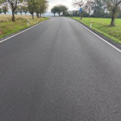 Silnice mezi Trhanovem a křižovatkou I/26 září v novém kabátu