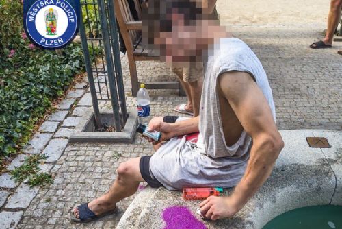 obrázek:Srdce na kašně, sprej v batohu. Fialového umělce našli o pár kroků dál