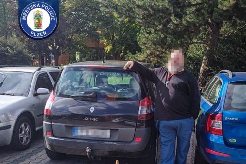 obrázek:Strážníci si všimli auta odjíždějícího z místa pro invalidy. Řidič nadýchal přes 1,4 promile