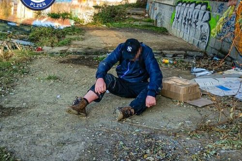 obrázek:Strážníci zachránili podchlazeného muže pod mostem u řeky