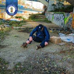 Strážníci zachránili podchlazeného muže pod mostem u řeky