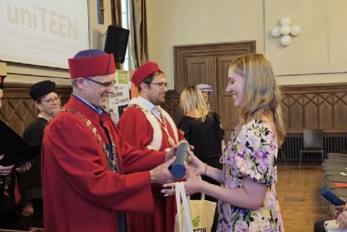 obrázek:Středoškoláci si v Plzni vyzkoušeli univerzitu nanečisto. Pilotní UniTEEN zakončili diplomy