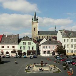 Tachov zavádí zónové parkování, přísnější historické jádro a mírnější širší centrum