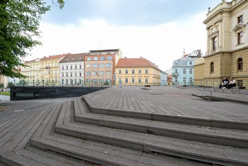 obrázek:Terasy u Velkého divadla v Plzni čeká oprava za sedm milionů. Dřevoplast nahradí betonová dlažba