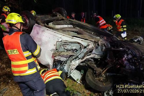 obrázek:U Nebílovského Borku auto sjelo ze silnice a narazilo do pařezu. Řidič 28 let těžce zraněn