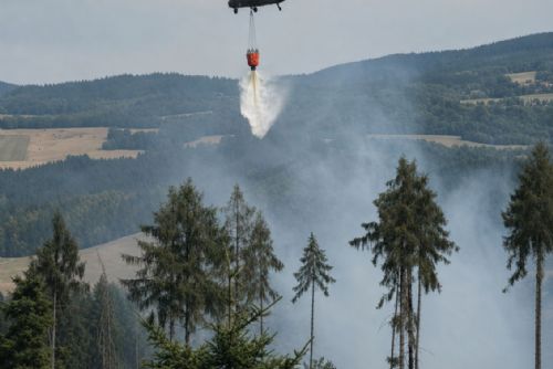 obrázek:U Nezdic na Klatovsku hoří les. Hasiči nasazují vrtulník s bambivakem