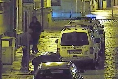 obrázek:Vandalové posprejovali služební auto policie přímo před služebnou. Zachytily je kamery