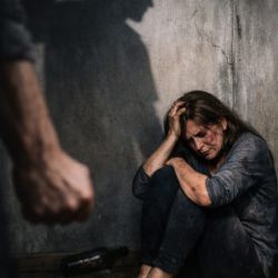 Žena z Tachovska měla čelit letům násilí a nátlaku na sex, muž skončil ve vazbě