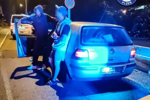 obrázek:Auto bez značek, řidič bez řidičáku. Strážníci v Plzni řešili noční jízdu