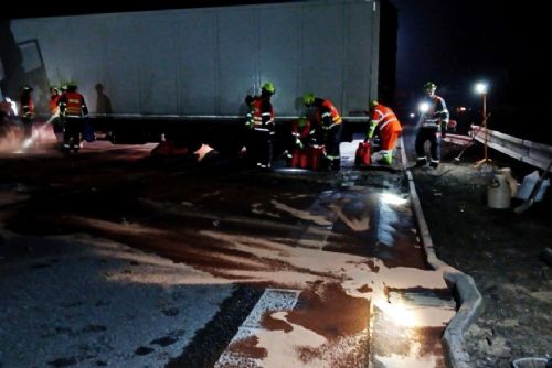 obrázek:Kamion prorazil svodidla, D5 zablokována