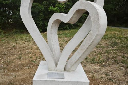 obrázek:Křižovatku pod domažlickou nemocnicí zdobí dvě propojená srdce